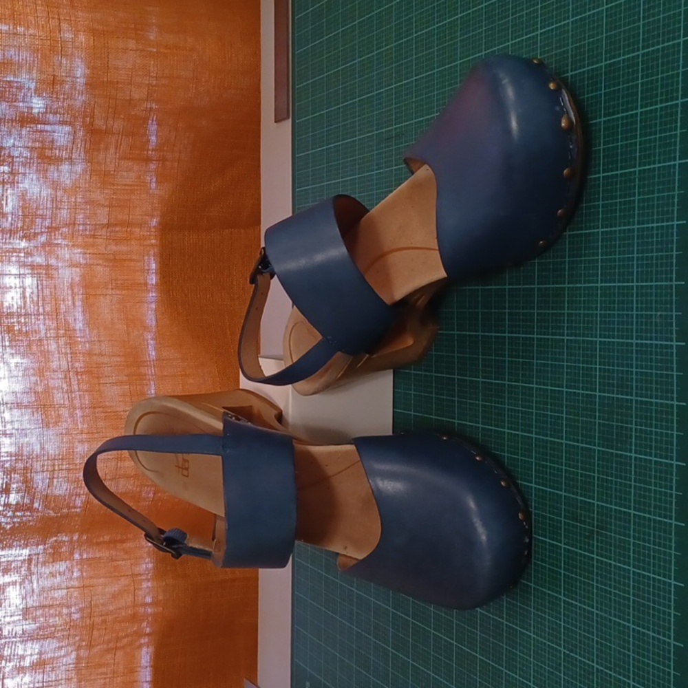 DANSKO Women's size 7.5 (Euro size 38) blue leather clog sandals
